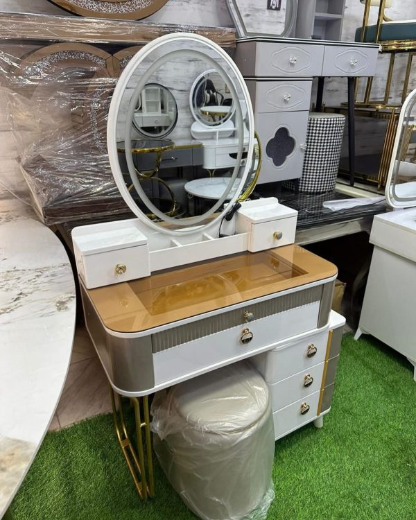 Beautiful Mirror Consoles With Stool